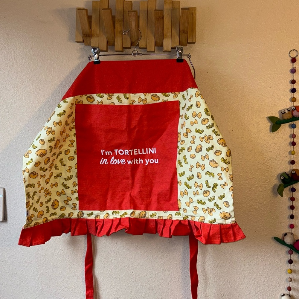 NWOT “I’m tortellini in love with you” TO THE MARKET pasta with large front pock